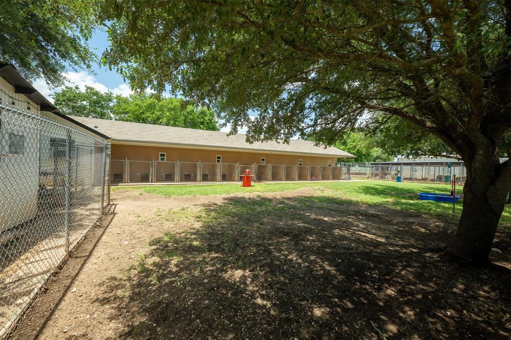5327 Old Lorena Road Lorena, TX 76655 - Photo 11 of 34 Indooor/Outdoor Kennels and Play Yard