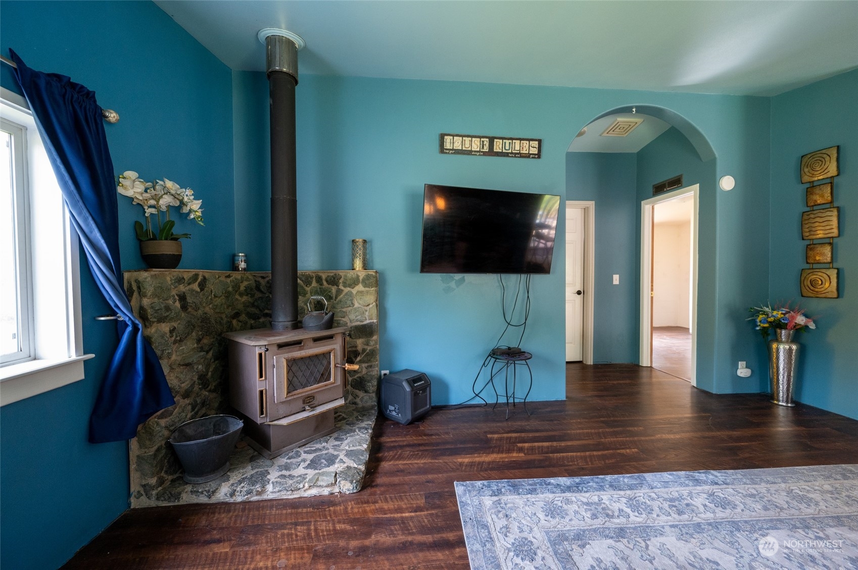 6612 Wahl Road Freeland, WA 98249 - Photo 8 of 24 a living room with furniture and a flat screen tv