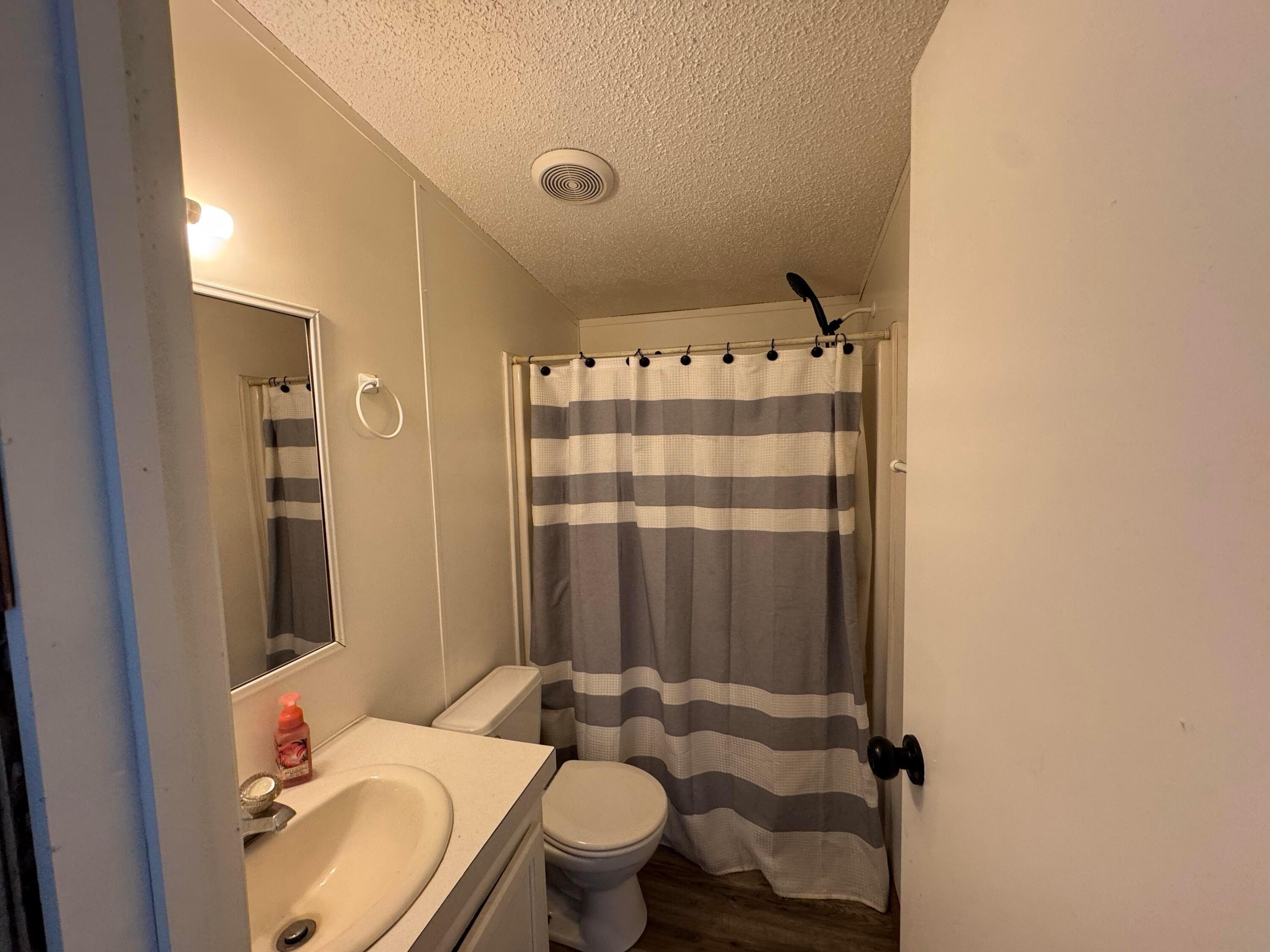 18670 Griffith Road Logan, OH 43138 - Photo 20 of 23 18670 bathroom 2