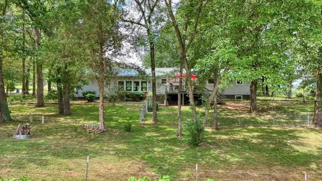 a view of a house with backyard