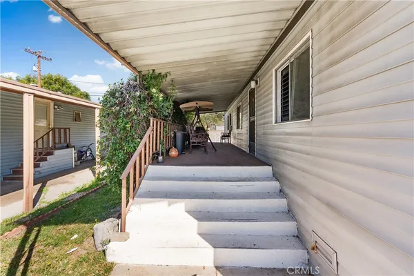 a view of entryway front of house