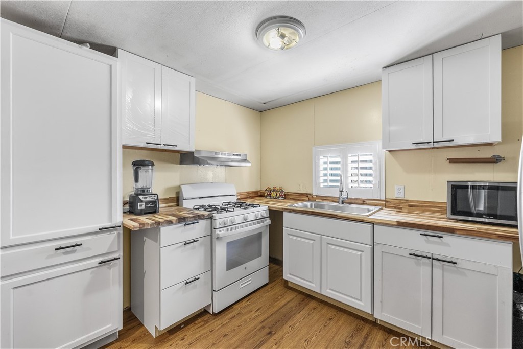18540 Soledad Canyon Road, Unit 124 Canyon Country, CA 91351 - Photo 5 of 20 a kitchen with cabinets appliances a sink and a window