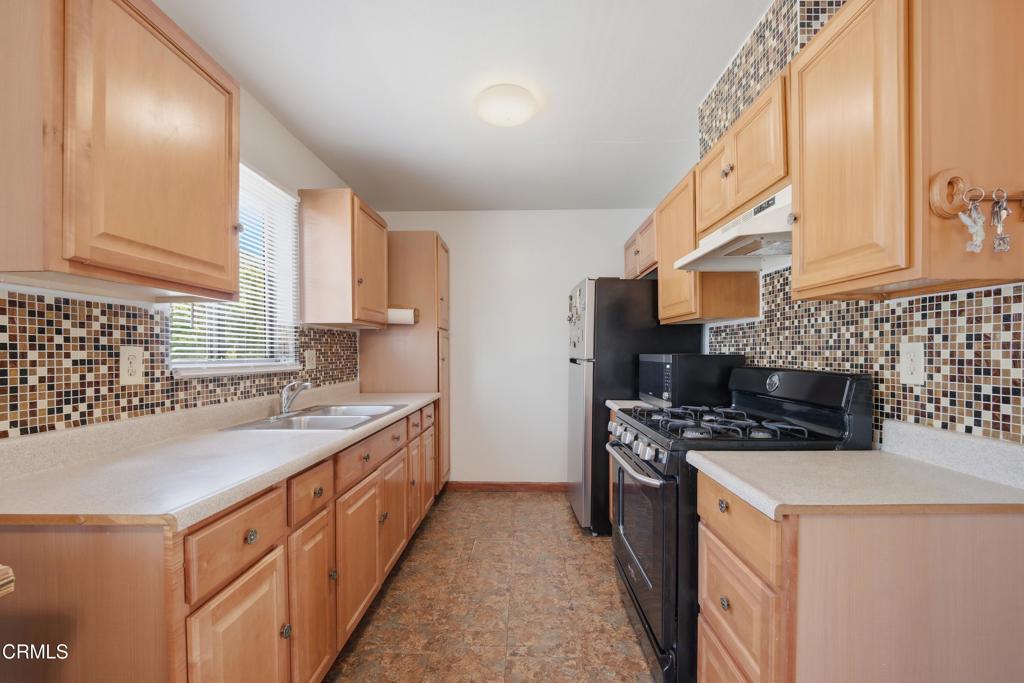 5154 Jefferson Square Oxnard, CA 93033 - Photo 10 of 23 a kitchen that has a sink and a stove