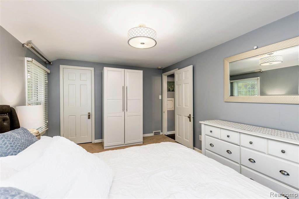 1315 Hampton Road Grosse Pointe, MI 48236 - Photo 15 of 60