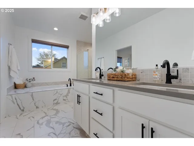 $699,000 | 14249 Holcomb Boulevard, Oregon City, OR 97045