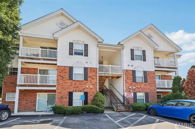 $164,000 | 450 Benton Drive, Unit E, St. Peters, MO 63376