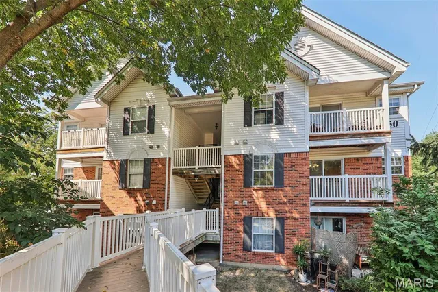 $164,000 | 450 Benton Drive, Unit E, St. Peters, MO 63376