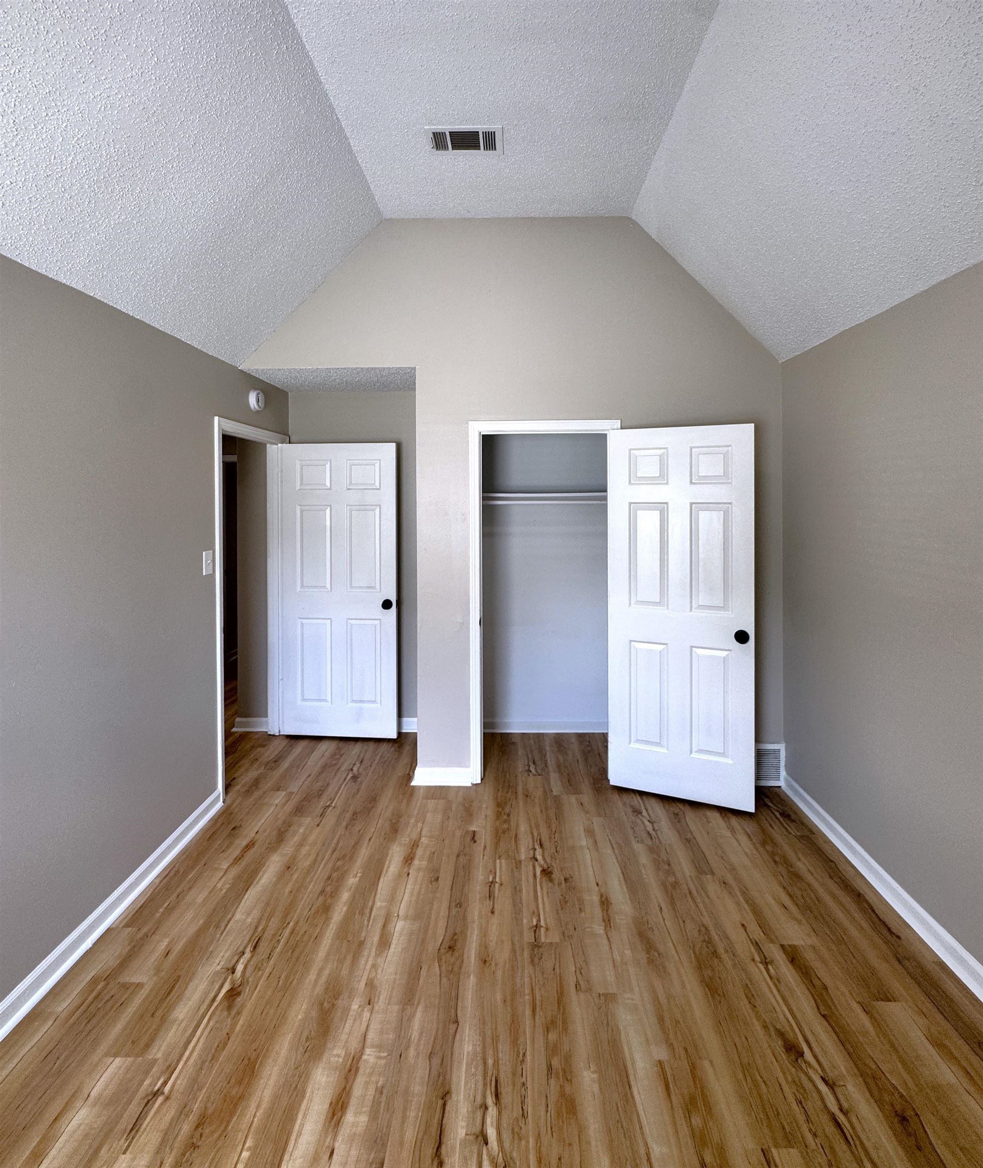 927 Cully Road Memphis, TN 38018 - Photo 19 of 33 Room featuring vaulted ceilings and wood-finish flooring