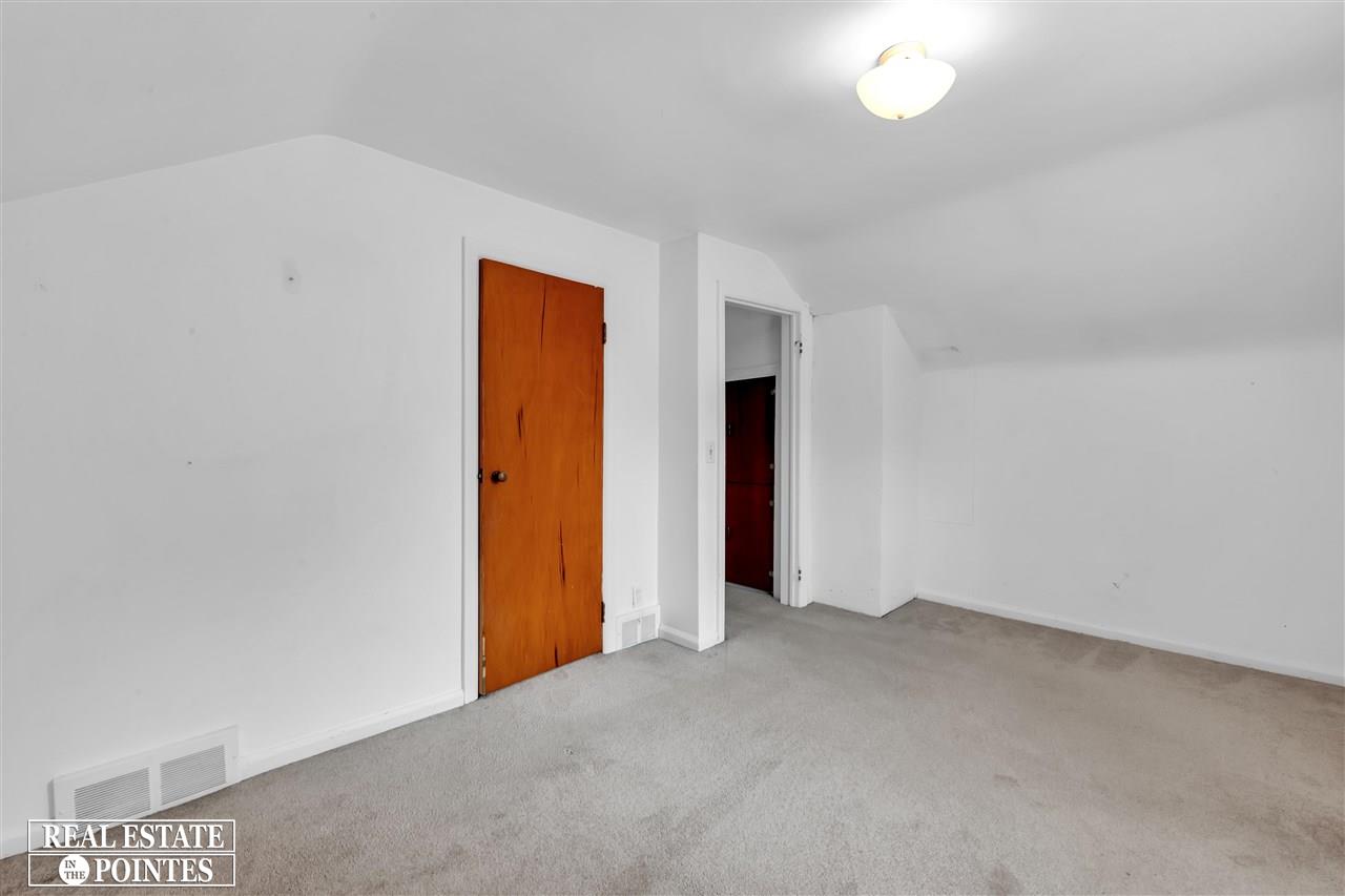 2050 Roslyn Road Grosse Pointe Woods, MI 48236 - Photo 24 of 30