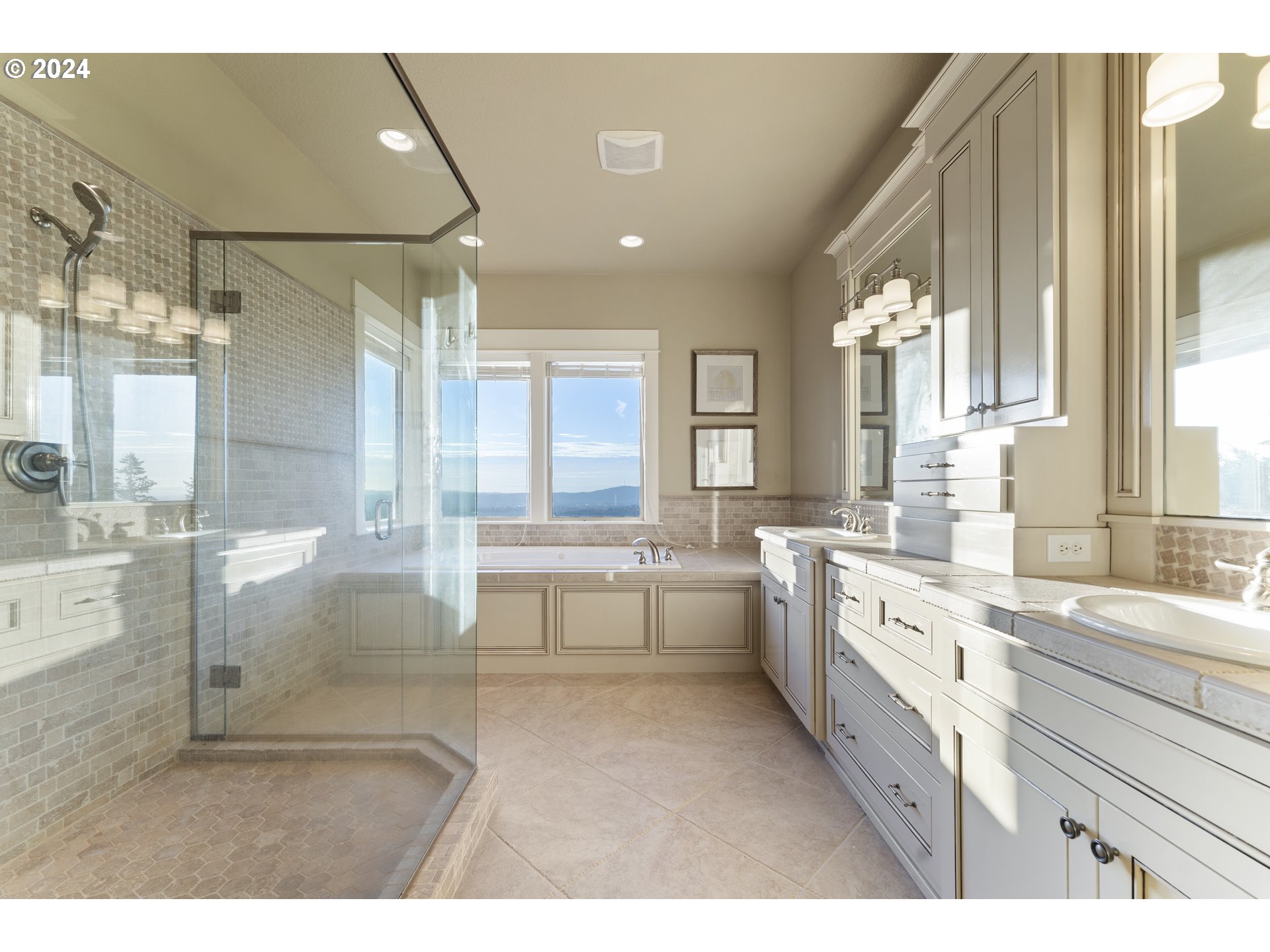 9427 Southeast Scotts Ridge Court Happy Valley, OR 97086 - Photo 15 of 42 Bathroom, Attached