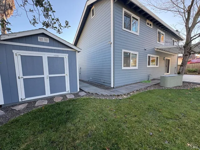 a view of yard with green space