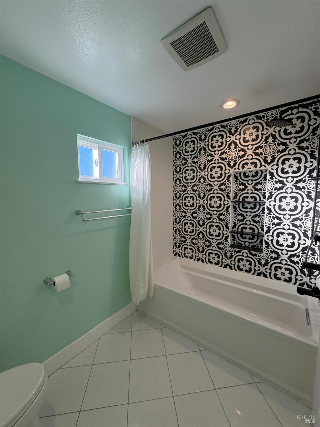 5705 Davis Circle Rohnert Park, CA 94928 - Photo 40 of 46 a view of a bathroom with a bathtub