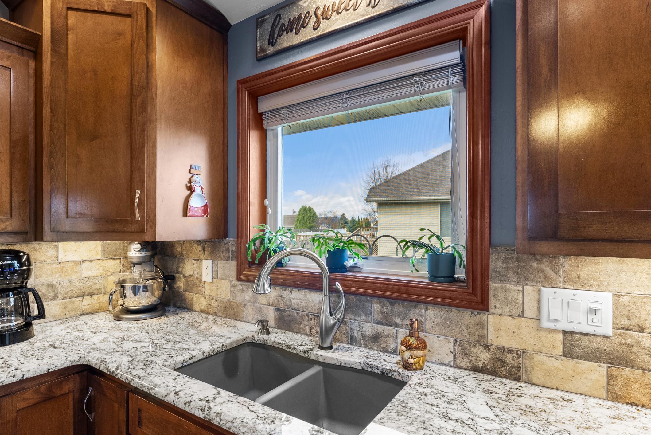1842 Turquoise Trail Bellevue, WI 54311 - Photo 4 of 43 Tile backsplash