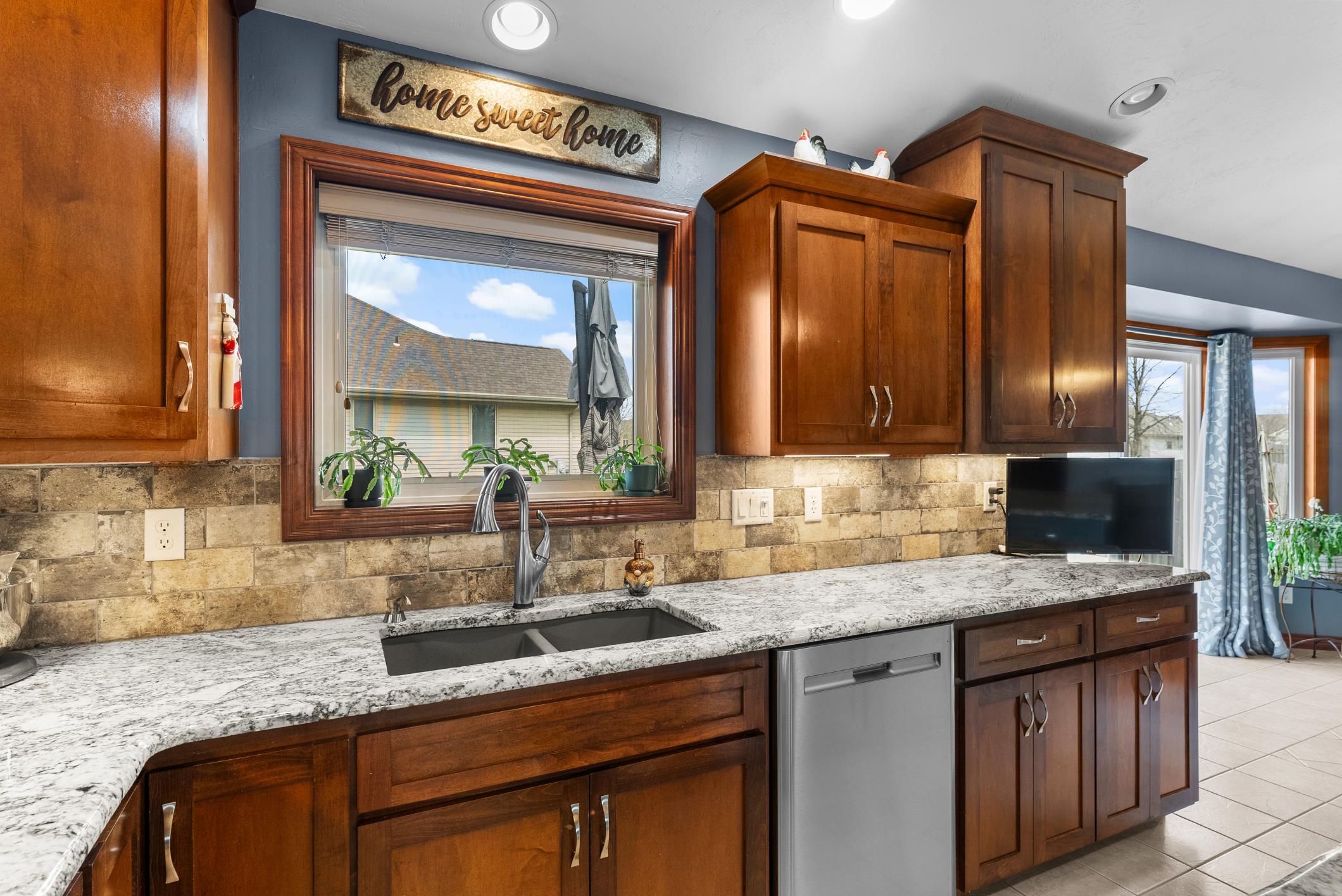 1842 Turquoise Trail Bellevue, WI 54311 - Photo 5 of 43 Granite counters