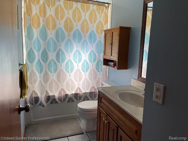 4615 5 Lakes Road North Branch, MI 48461 - Photo 13 of 27 Bathroom featuring a jetted tub