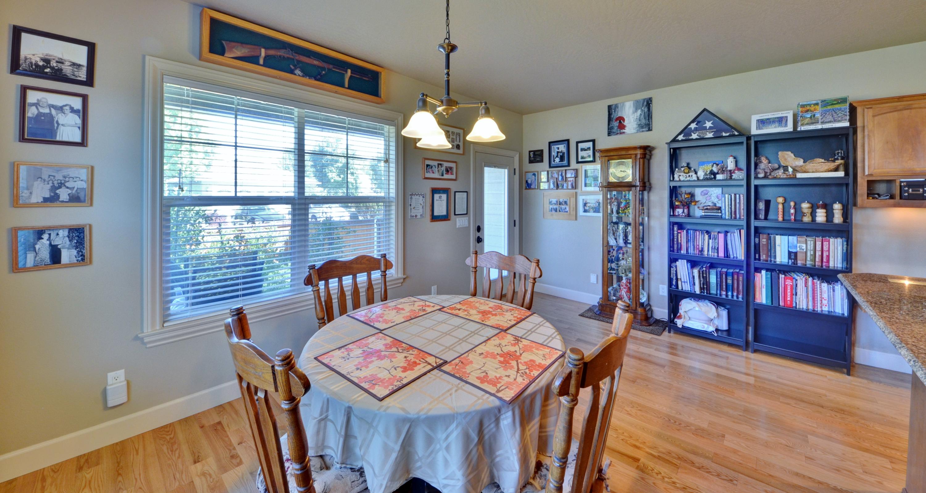 920 Buck Point Street Central Point, OR 97502 - Photo 16 of 40 044