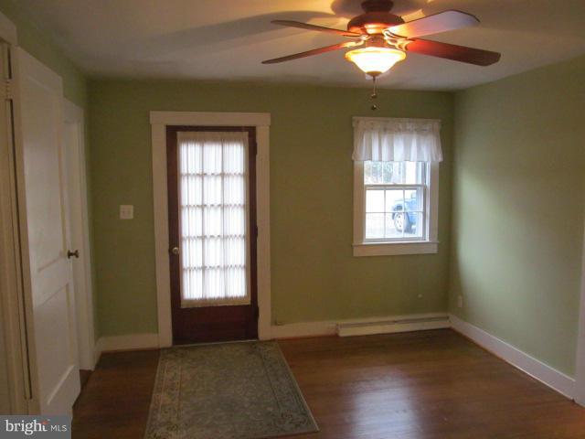 7781 Leeds Manor Road Marshall, VA 20115 - Photo 9 of 30 Living Room