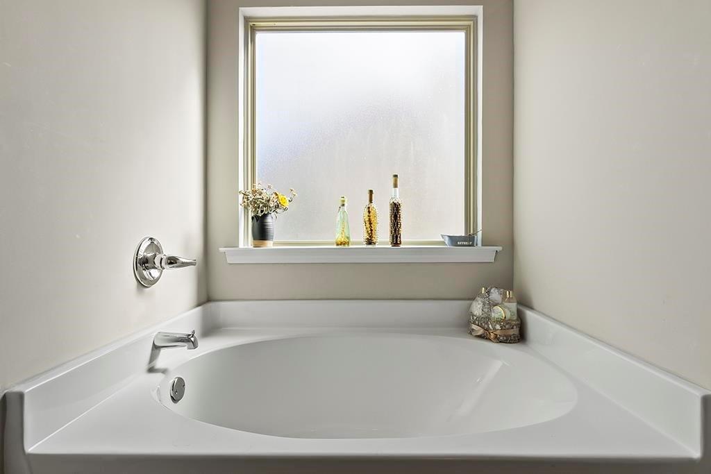 184 Amelia Drive Byron, GA 31008 - Photo 17 of 43 a bathroom with a bathtub