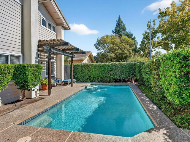 a view of a backyard