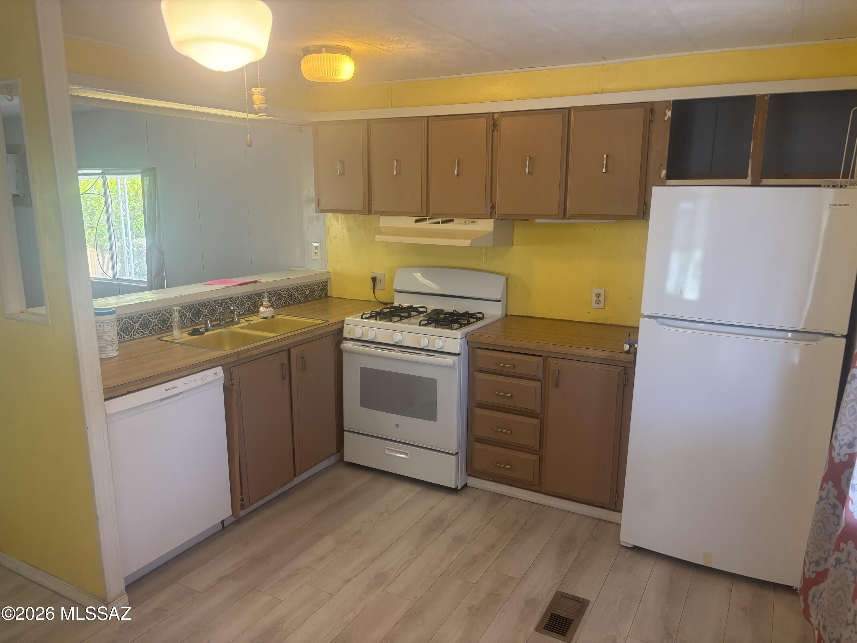 4550 North Flowing Wells Road, Unit 65 Tucson, AZ 85705 - Photo 10 of 50 a kitchen with a sink cabinets and appliances