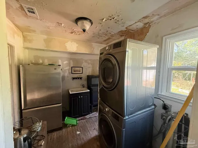 a view of a storage & utility room with washer and dryer