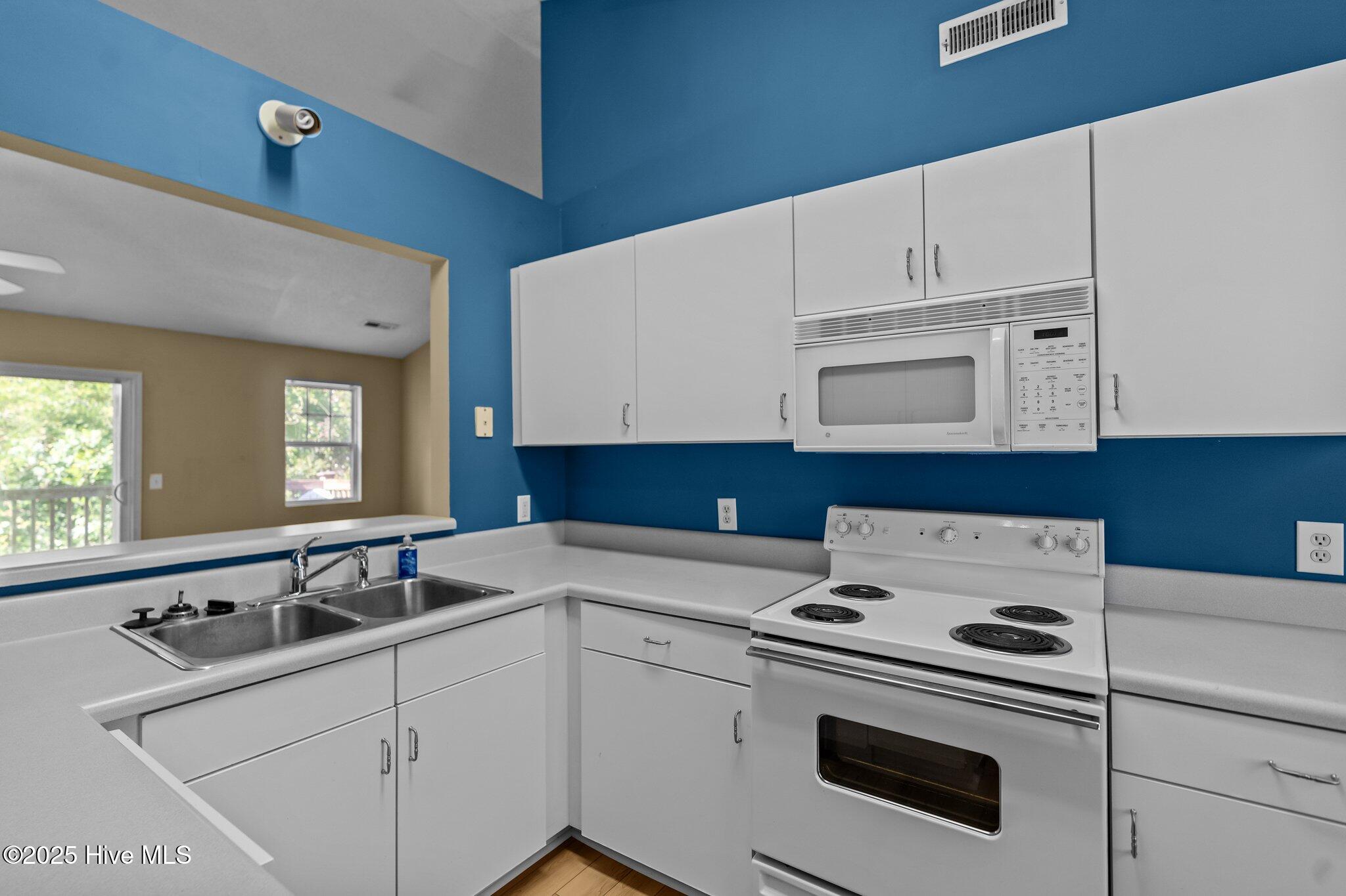 5134 Greenville Loop Road, Unit D Wilmington, NC 28409 - Photo 7 of 31 3-web-or-mls-DSC00100