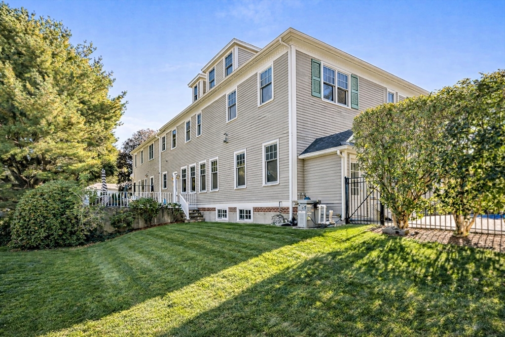 37 Mayflower Road Winchester, MA 01890 - Photo 3 of 40