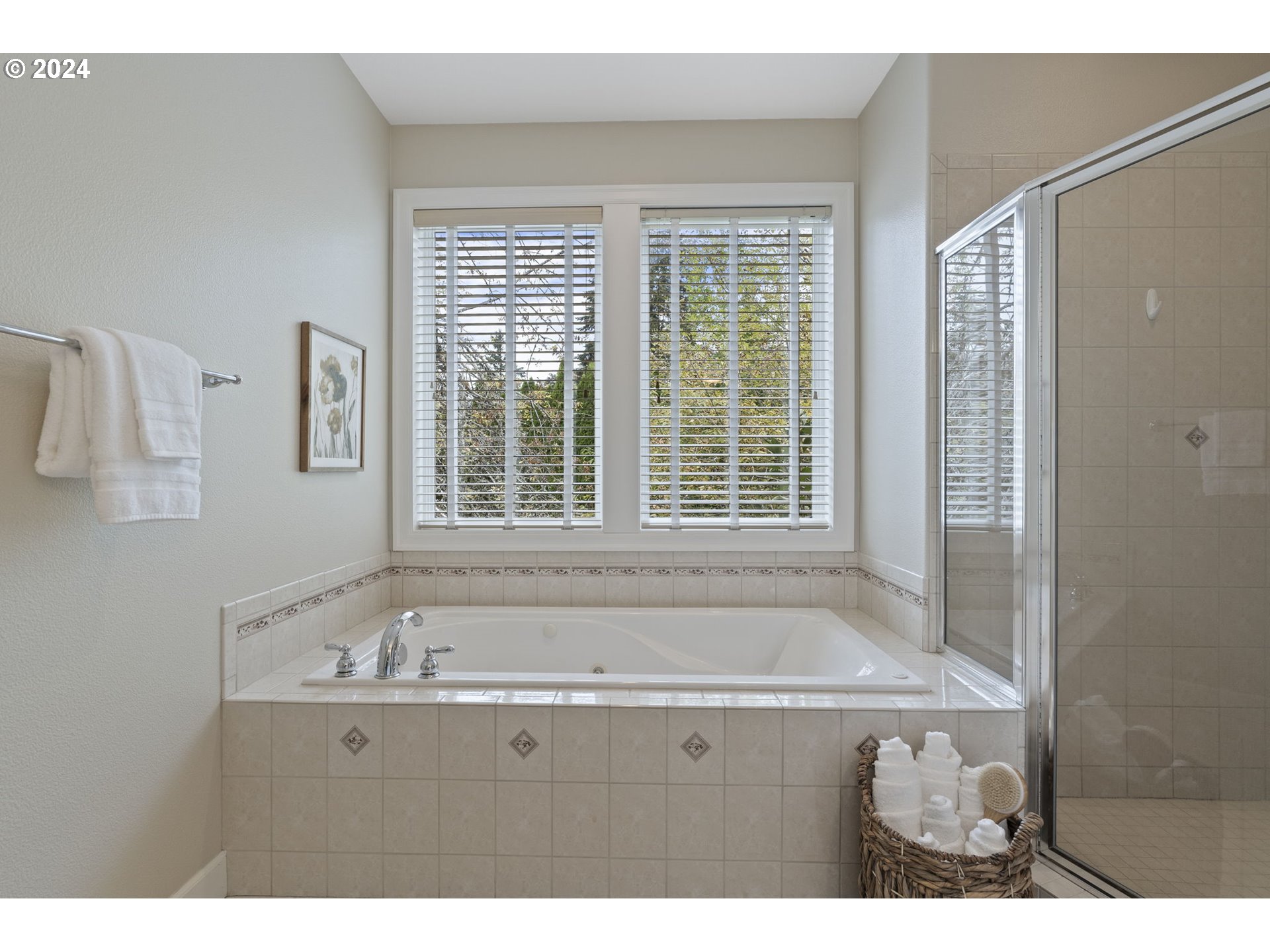 2250 Crestview Drive West Linn, OR 97068 - Photo 11 of 48 a bathroom with a bathtub and a sink