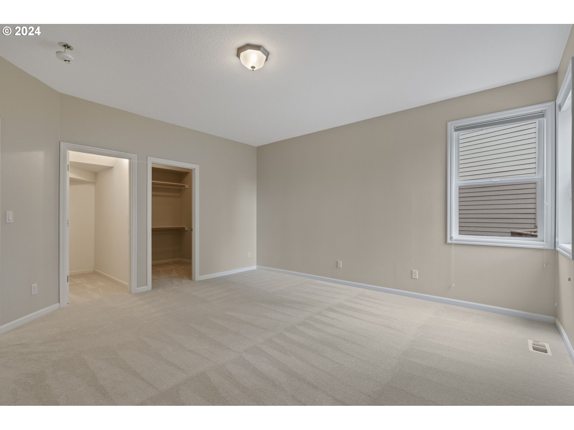 2250 Crestview Drive West Linn, OR 97068 - Photo 33 of 48 a view of an empty room with closet and a window