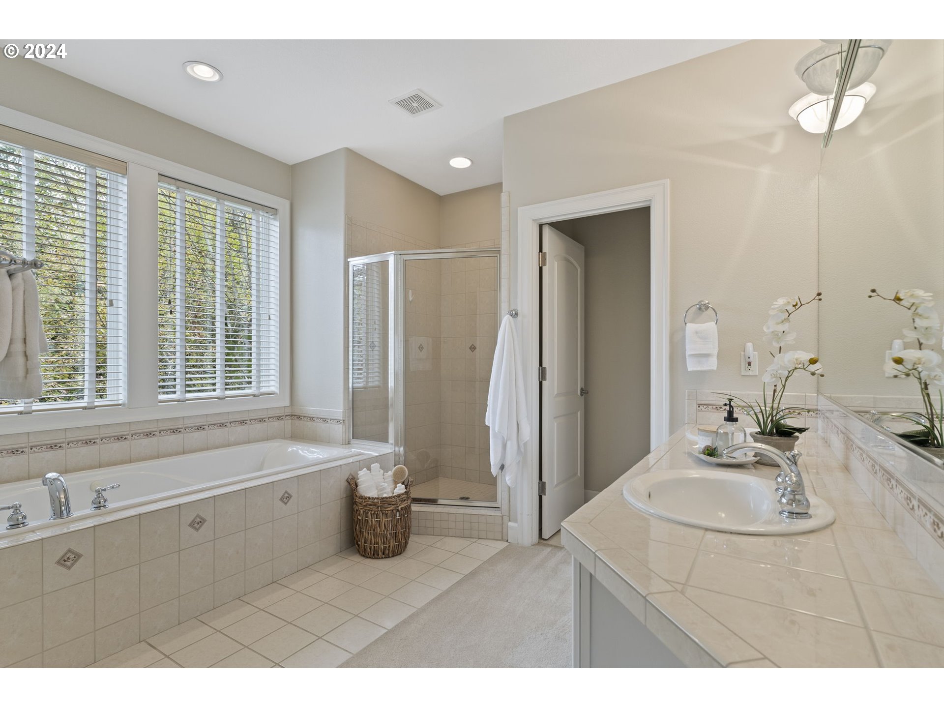 2250 Crestview Drive West Linn, OR 97068 - Photo 10 of 48 a bathroom with a tub sink and mirror