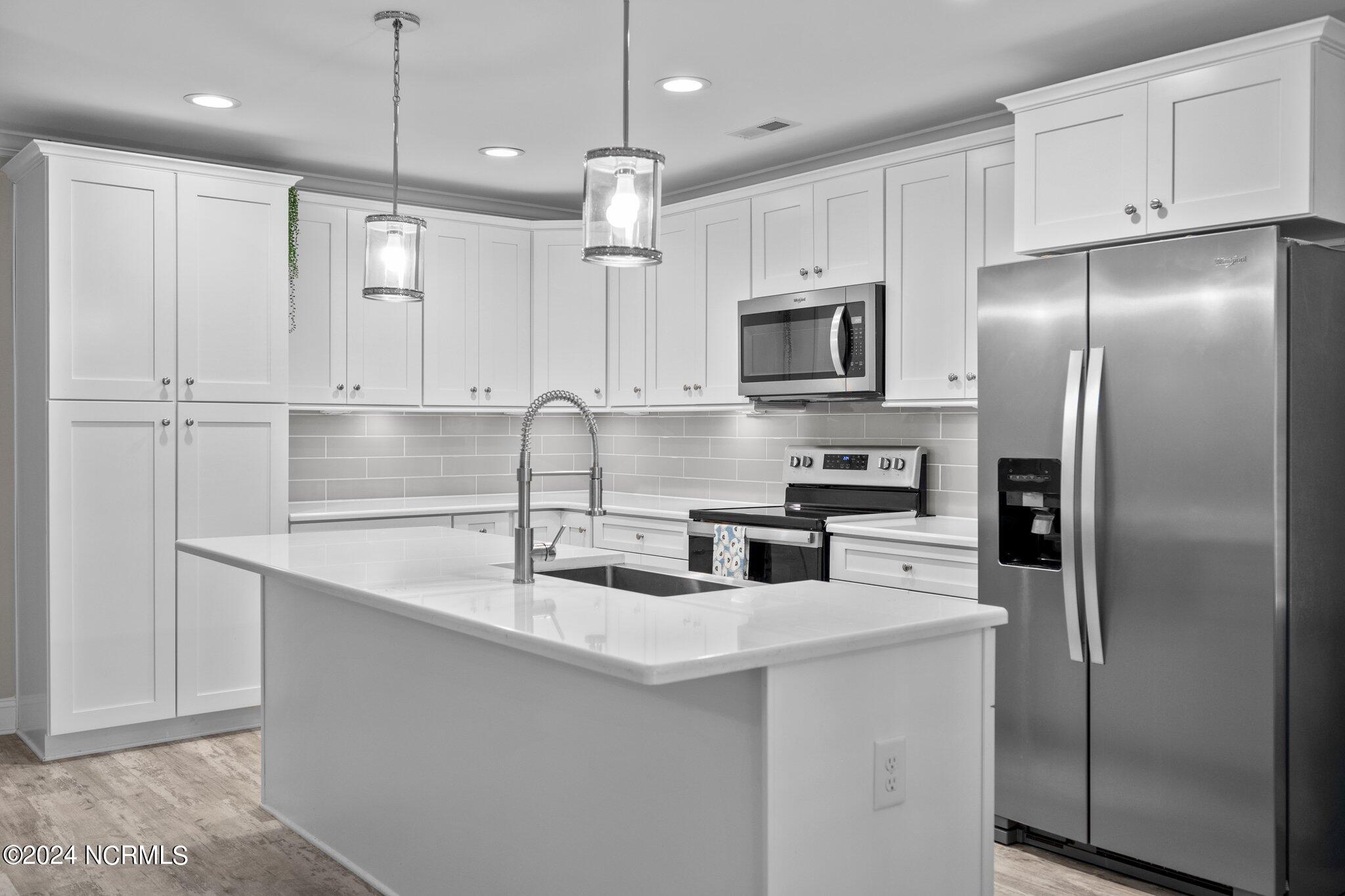 219 Atkinson Point Road Surf City, NC 28445 - Photo 11 of 50 KITCHEN