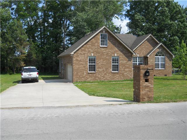 238 Hunt Creek Road Manchester, TN 37355 - Photo 2 of 19 Side entry garage with extra-wide driveway provides plenty of parking for family and friends!