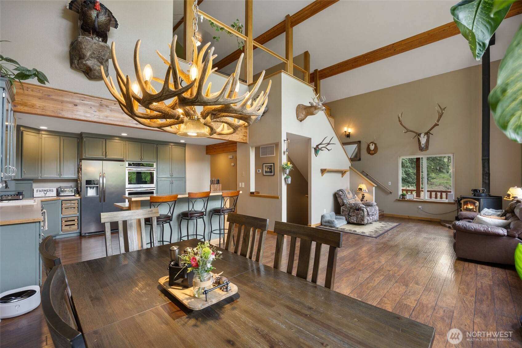 11125 Entiat River Road Entiat, WA 98822 - Photo 12 of 40 a living room with furniture and wooden floor