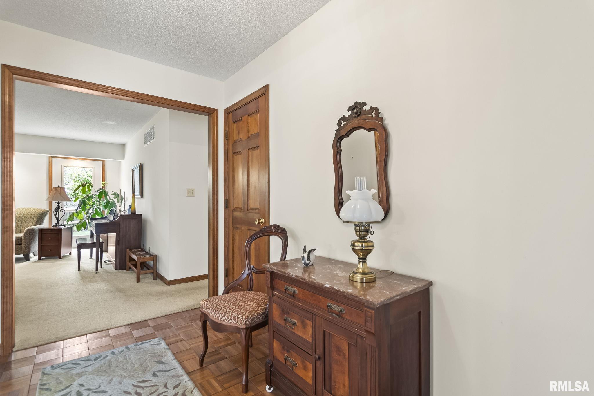 2909 Mill Point Court Springfield, IL 62704 - Photo 6 of 42 Gallery Image 6
