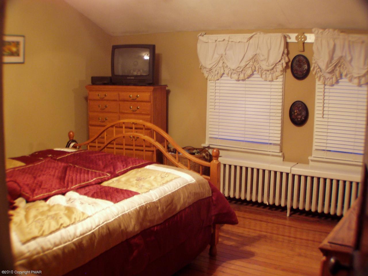 13 Pocono Road Mount Pocono, PA 18344 - Photo 12 of 16 Master bedroom