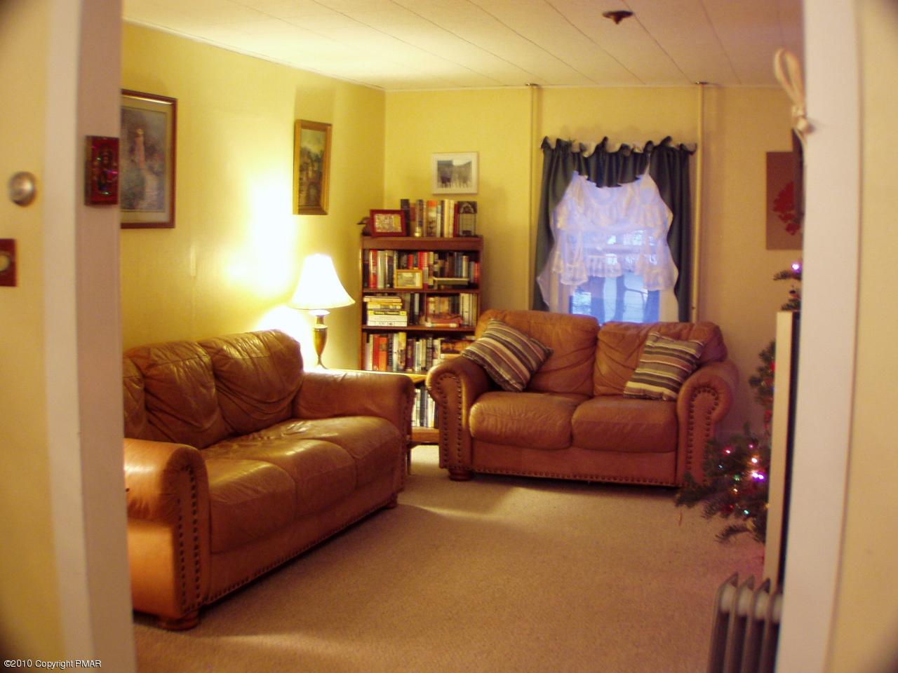 13 Pocono Road Mount Pocono, PA 18344 - Photo 4 of 16 Living room