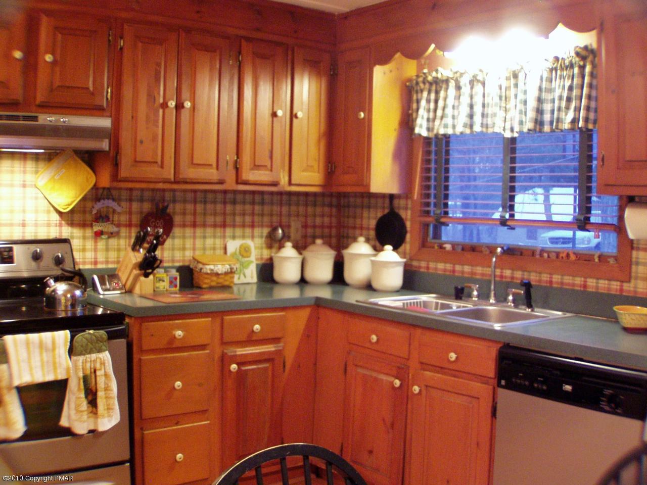 13 Pocono Road Mount Pocono, PA 18344 - Photo 8 of 16 Kitchen work area