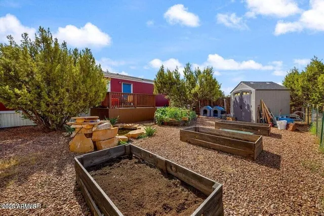 a view of a yard in front of the house