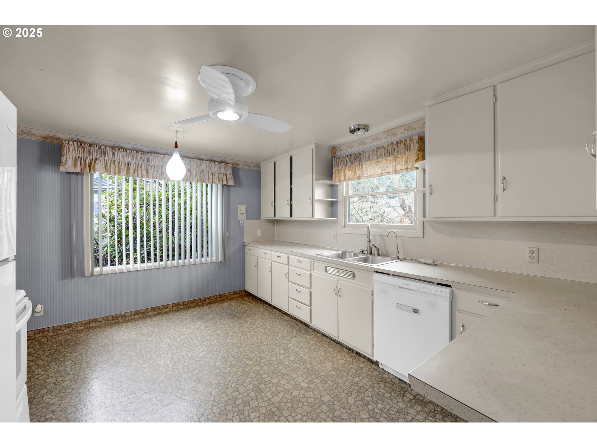 605 Fulvue Drive Eugene, OR 97405 - Photo 9 of 36