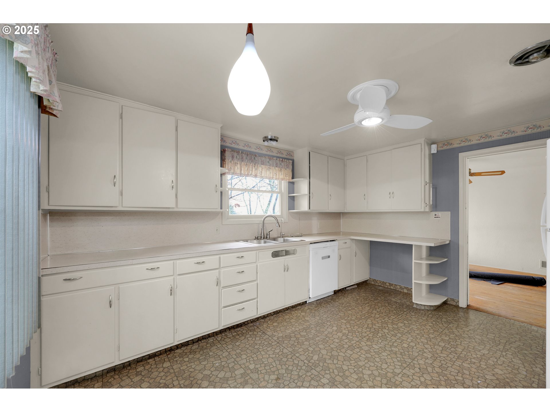 605 Fulvue Drive Eugene, OR 97405 - Photo 10 of 36