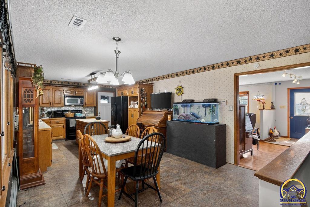 4945 Northwest Rochester Road Topeka, KS 66617 - Photo 7 of 33