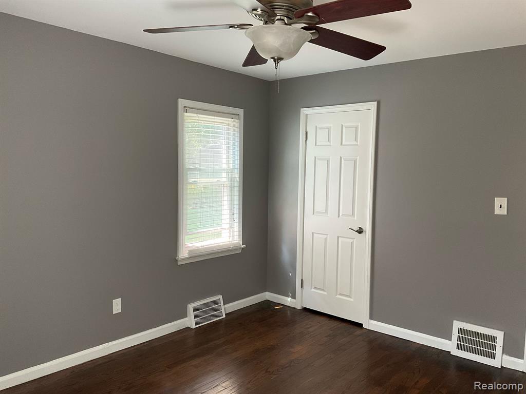 2045 Hampton Road Grosse Pointe Woods, MI 48236 - Photo 6 of 14