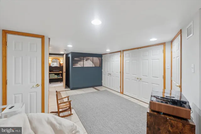 a view of livingroom with furniture