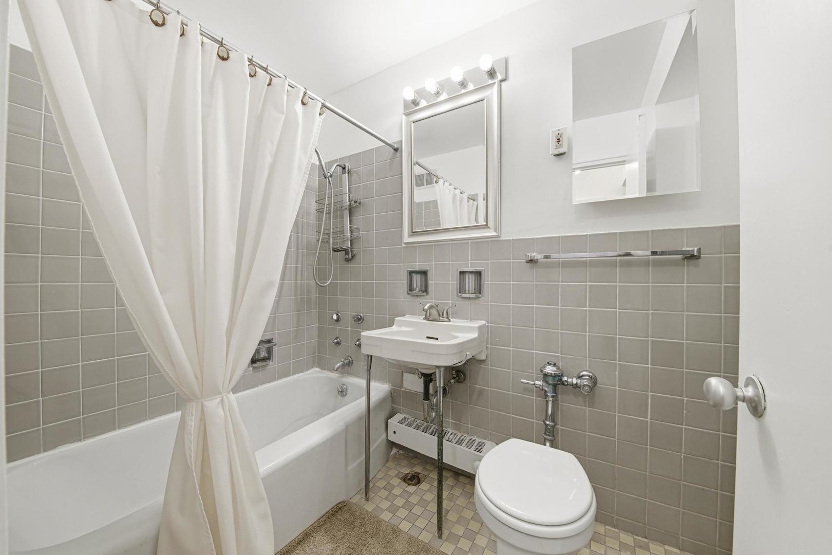 6118 North Sheridan Road, Unit 506 Chicago, IL 60660 - Photo 11 of 13 a bathroom with a sink toilet and shower