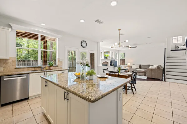 $650,000 | 10 Pine Island Place, The Woodlands, TX 77382