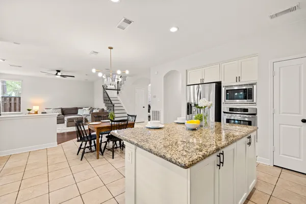 $650,000 | 10 Pine Island Place, The Woodlands, TX 77382