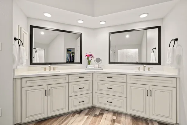 $650,000 | 10 Pine Island Place, The Woodlands, TX 77382