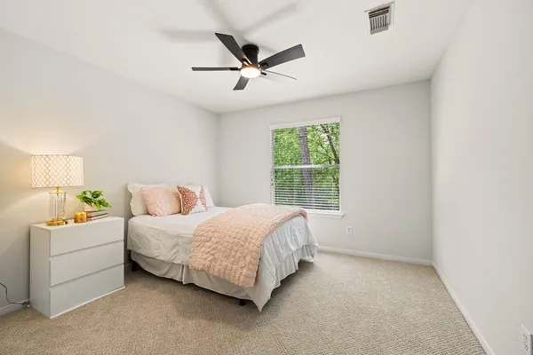 $650,000 | 10 Pine Island Place, The Woodlands, TX 77382