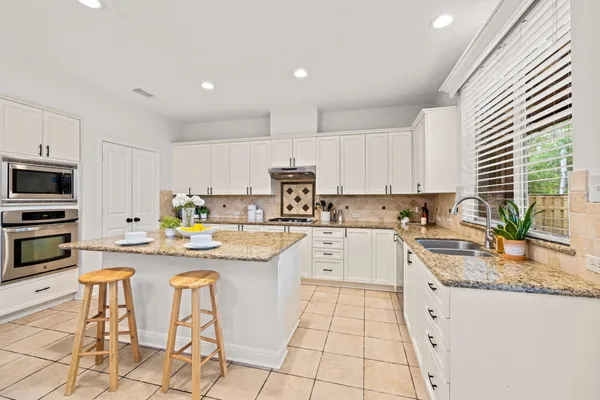 $650,000 | 10 Pine Island Place, The Woodlands, TX 77382