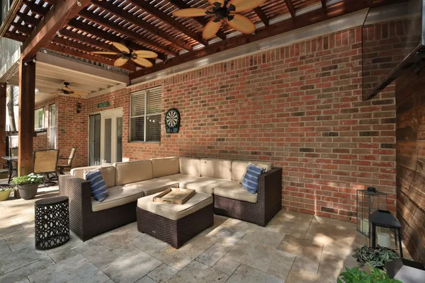 $650,000 | 10 Pine Island Place, The Woodlands, TX 77382